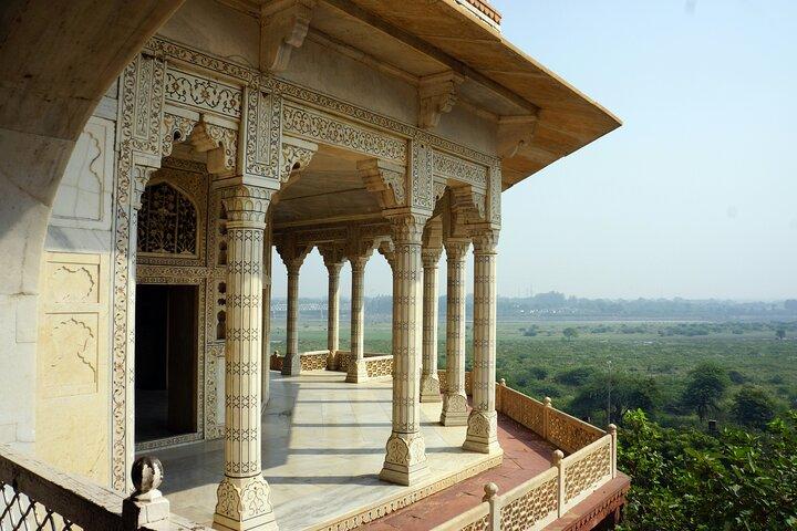 Taj Mahal & Agra Tagestour mit dem Superschnellzug von Delhi