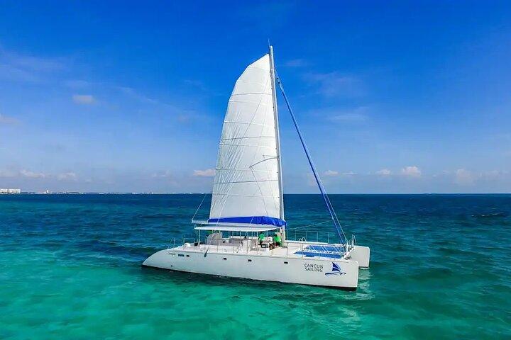 カタマラン島とイスラ・ムヘレス島シュノーケリング、ビーチクラブ、ランチツアー
