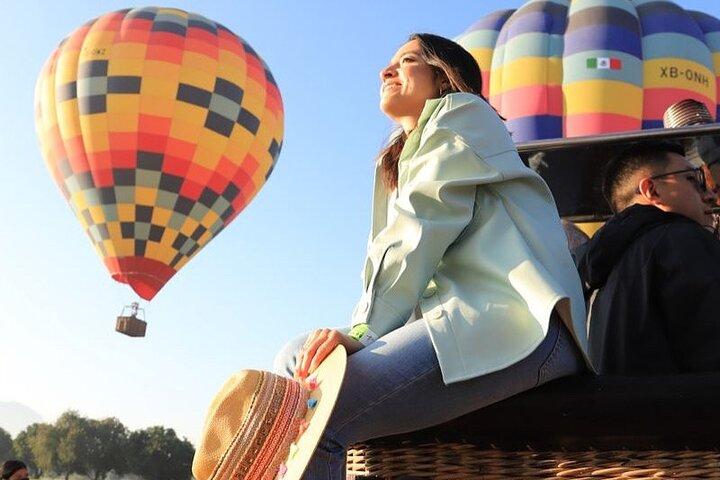 Sunrise Hot Air Balloon Flight over Teotihuacan with Hotel Pickup