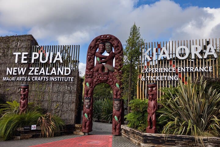 2-Day Hobbiton, Rotorua, Waitomo Caves Tour from Auckland with Accommodation
