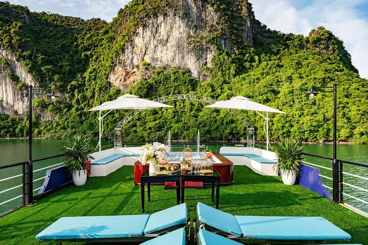 Dagcruise Halong Bay: Jacuzzi, lunch, grot, kajak en zonsondergangfeest