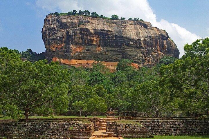 シギリヤとポロンナルワ・トゥクトゥク日帰りツアー古代遺跡を探索