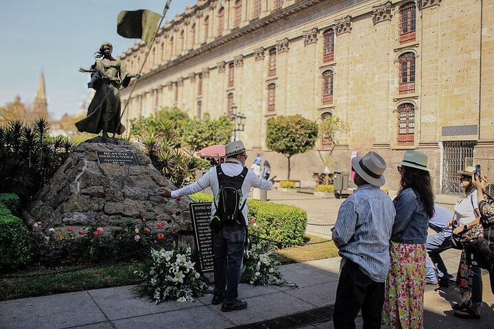 市内中心部の歴史ツアーとオロスコの壁画
