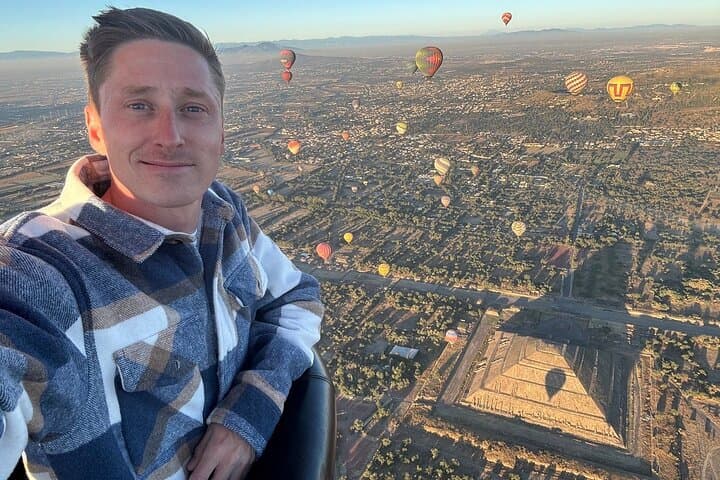 Balloon Flight + Natural Cave Breakfast + Pick up + Pyramids