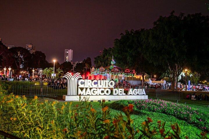 Tour notturno di mezza giornata a Lima con centro storico e spettacolo acquatico