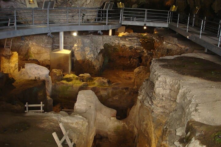 Athens to Meteora monasteries & 130,000bc cave hidden gem, prive