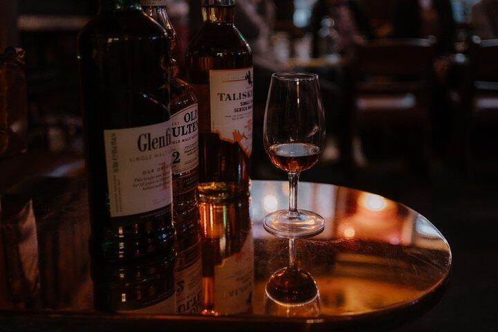 Edinburgh: Whiskyprovning med berättande i en historisk pub