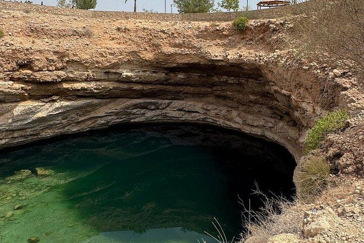 Private Full Day Wadi Shab Adventure Sinkhole and Fins Beach, em Wadi Shab