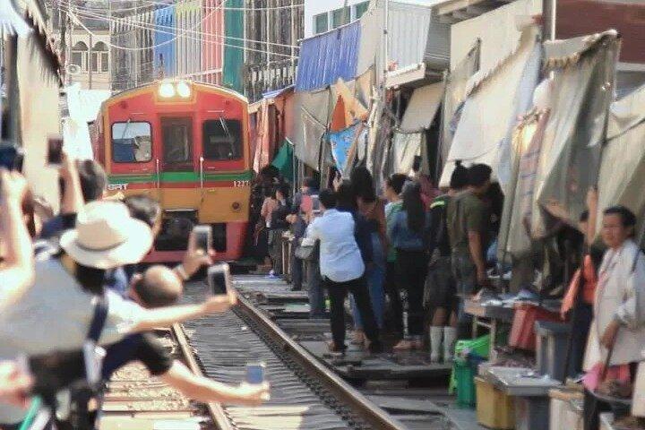 Visite du marché ferroviaire Maeklong Train Riding & Floating Market