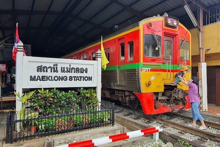 Visite du marché ferroviaire Maeklong Train Riding & Floating Market
