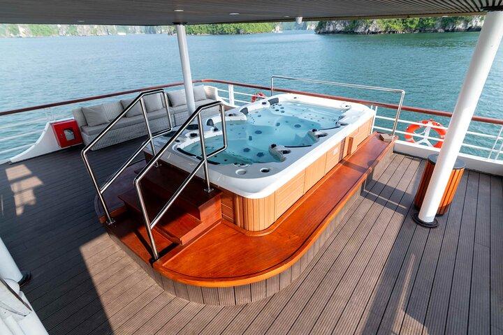 Iris Luxus-Kreuzfahrt in der Halong-Bucht ab Hafen