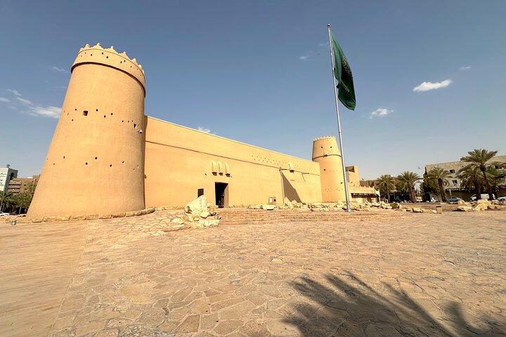 Excursion privée d'une journée personnalisable à Riyad avec Guide et véhicule