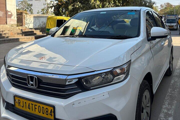 Udaipur Hotel til lufthavn En-vejs privat transfer i AC køretøj