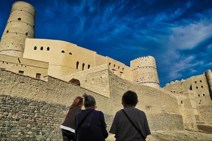 Escursione a Nizwa Jibreen e Birket Maws
