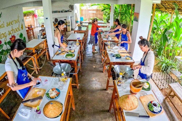 Halvdags thailandsk madlavning på økologisk gård i Chiang Mai
