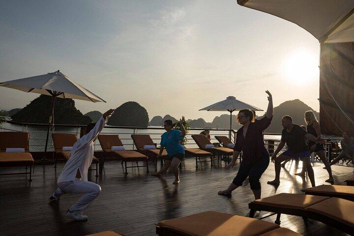 Descubra la bahía de Ha Long en 2 días y 1 noche de crucero