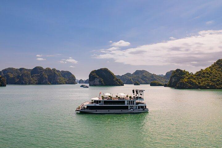 Iris Cruise Halong Bay mit Live-Musik, Jacuzzi und Premium-Mittagessen
