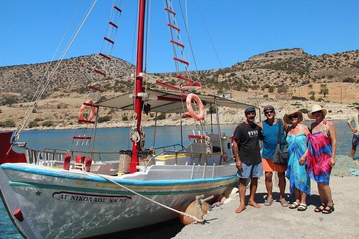 Naxos: Delt traditionel bådtur til Rina Cave fra Panermos.