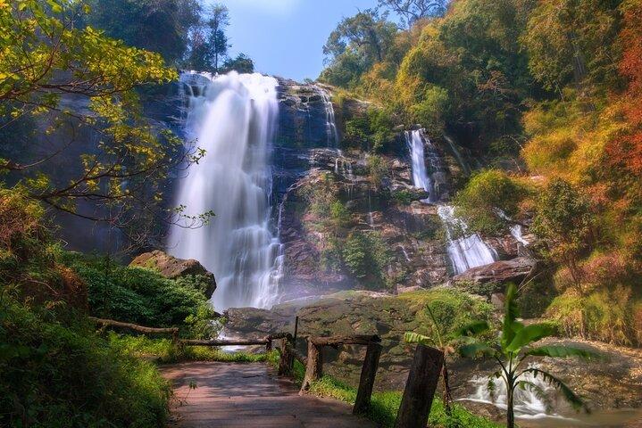 Private Doi Inthanon Tour med vandreture pagoder og vandfald