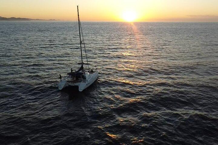 Cabo San Lucas Sunset Catamaran Cruise avec Open Bar
