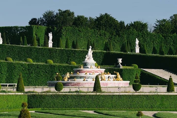 Versailles Guided Tour of the Palace with Gardens and Trianon