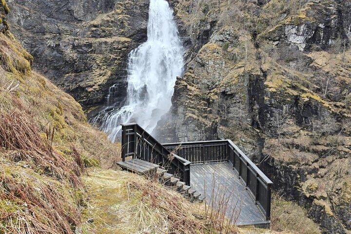 Flåm : Kleingruppenfahrt mit Wasserfallwanderung, Stegastein Aussichtspunkt