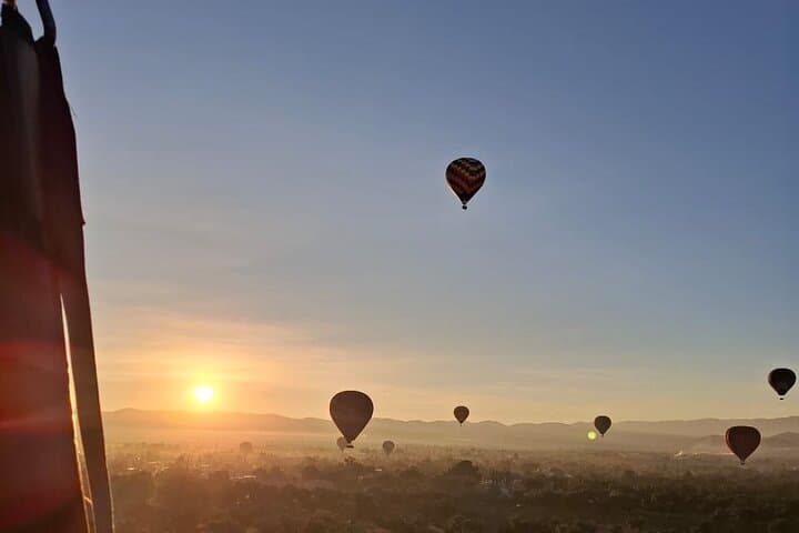 Flight in Teotihuacan Hot Air Balloon with Transportation and Breakfast