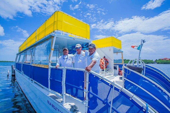 Tour privado en catamarán por Isla Mujeres con transporte