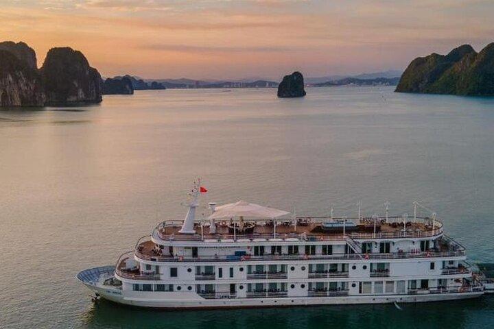 Paradise Premium 5 - Star Cruise Ha Long Bay 2D1N Erlebnis