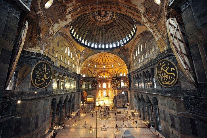 イスタンブール旧市街ツアーアヤソフィア、ブルーモスク、バザール