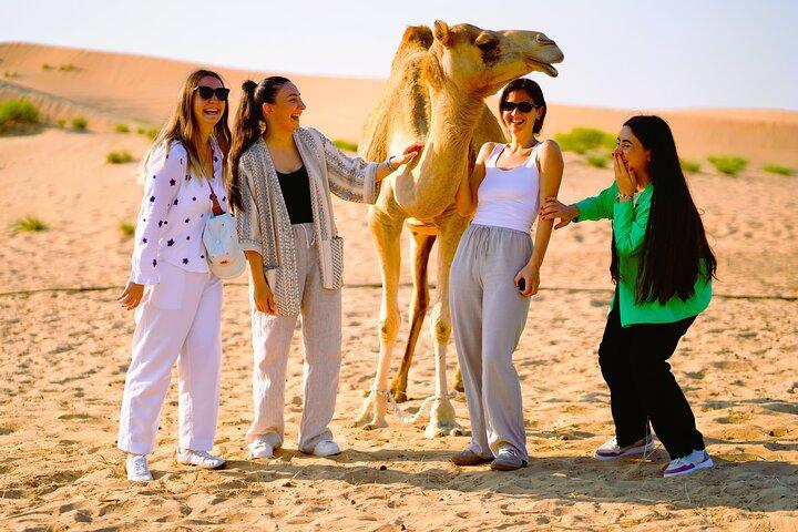 Private Sunrise Desert Safari Tour mit Kamelreiten & Sandboarding