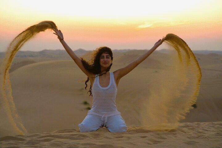 Private Sunrise Desert Safari Tour mit Kamelreiten & Sandboarding