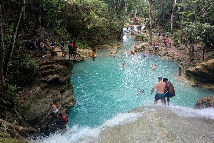 Cascades Blue Hole et Rafting en bambou de Ocho Rios Jamaïque