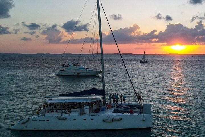 Private Isla Mujeres Sailing Catamaran Tour com transporte