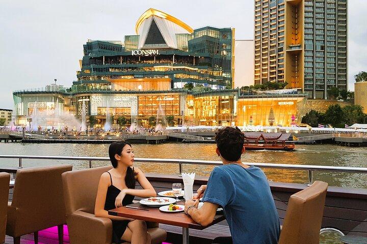 Cena al atardecer en el Chao Phraya en Bangkok