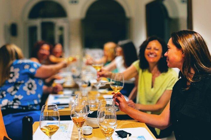 Boutique degustação de vinhos gregos na Cidade Velha de Corfu