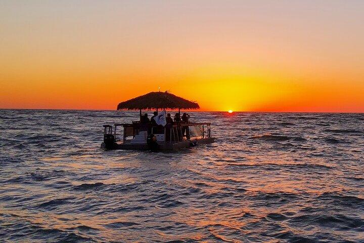 Tiki Time! Eine öffentliche Kreuzfahrt zu Sandbars, See Dolphins oder Sunset.