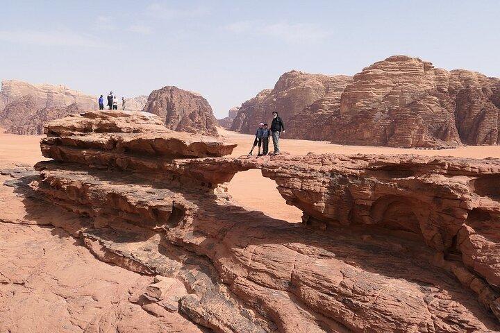 Excursion en jeep de 2 heures (matin ou coucher du soleil) : points forts du désert du Wadi Rum