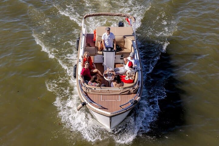 2-6 pax Private River Boat Tour in Paris with Rosé and Macarons