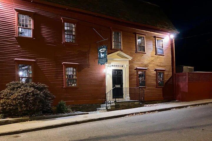 Visite historique du fantôme à pied à travers Newport RI