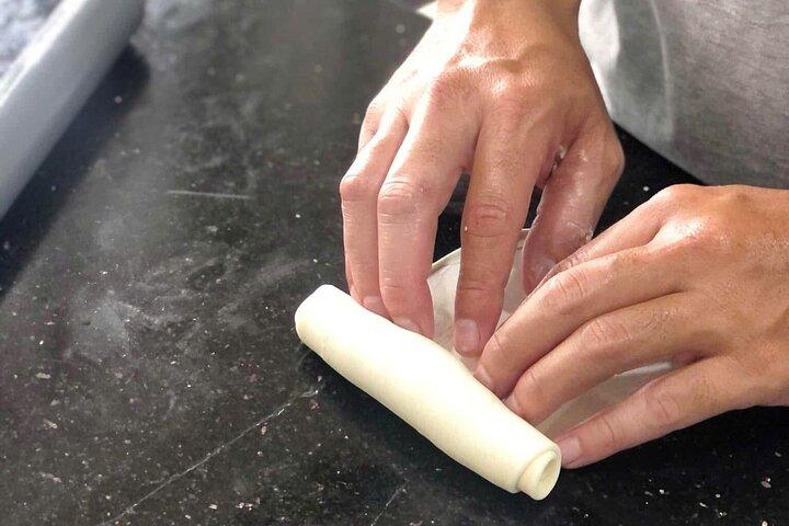 Hands-On Bánh Mì Baking Workshop, com vista para o rio