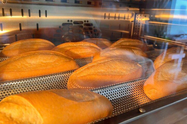 Hands-On Bánh Mì Baking Workshop, com vista para o rio