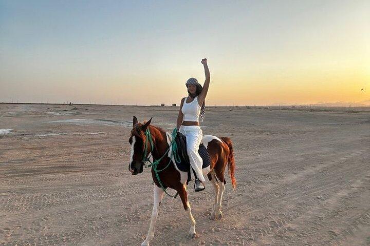 2H Sunrise Horse Ride Strand og ørken med Transfer: Hurghada