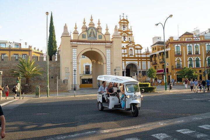 Tour Exprés de Sevilla en Eco Tuk Tuk Privado con Guía Local