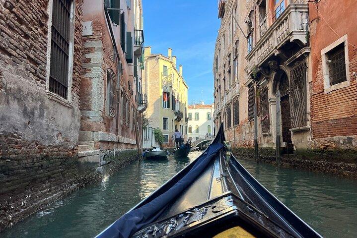 Grand Canal Gondola Ride with Comments in Spanish