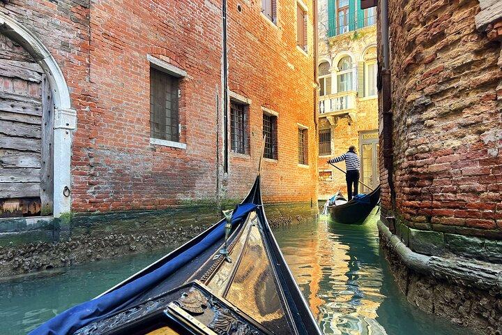 Grand Canal Gondola Ride with Comments in Spanish