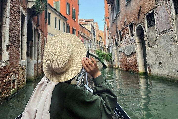 Grand Canal Gondola Ride with Comments in Spanish