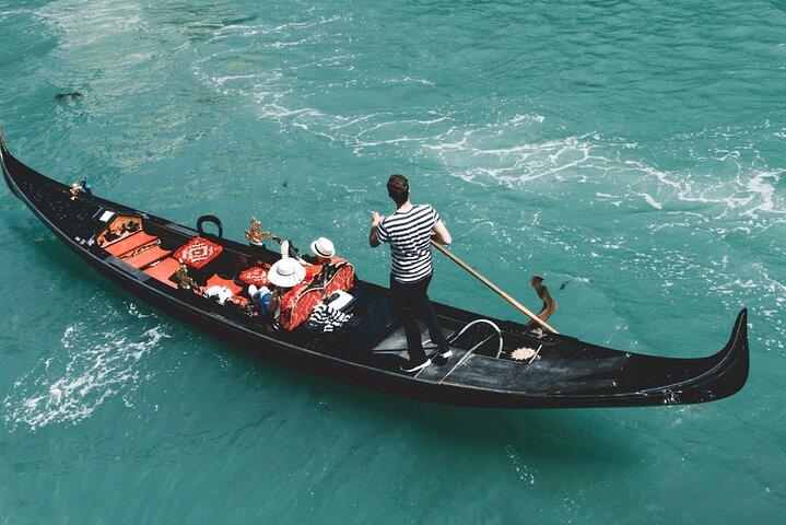 Grand Canal Gondola Ride with Comments in Spanish