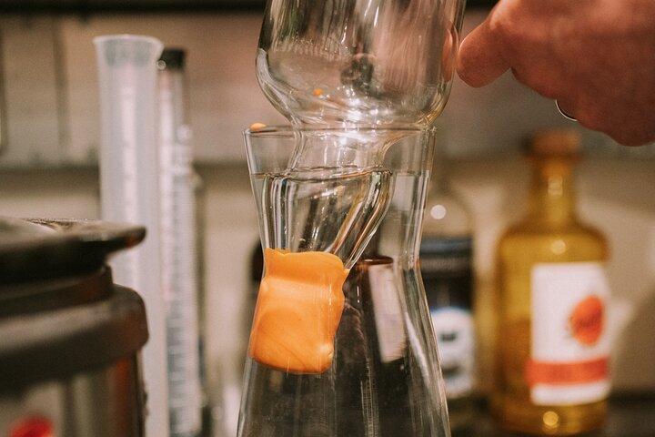 Destilar uma garrafa de Gin em mini copper stills