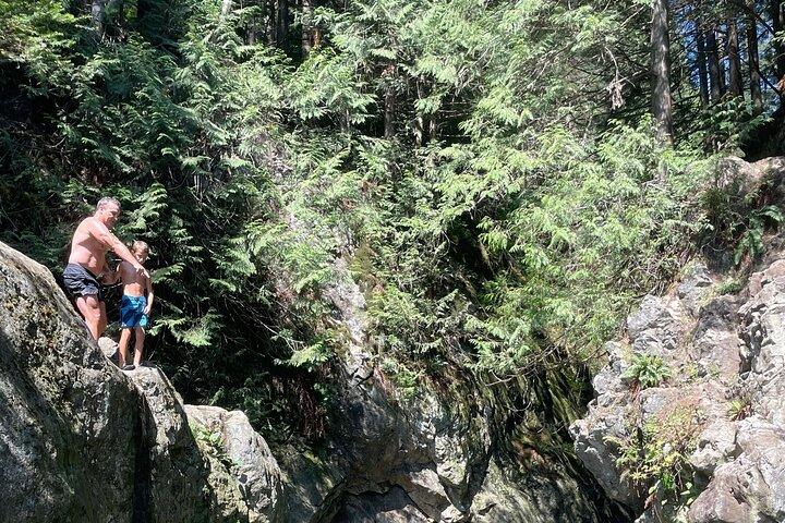 Lynn Canyon Nature Tour Hike, nadar e explorar com um local